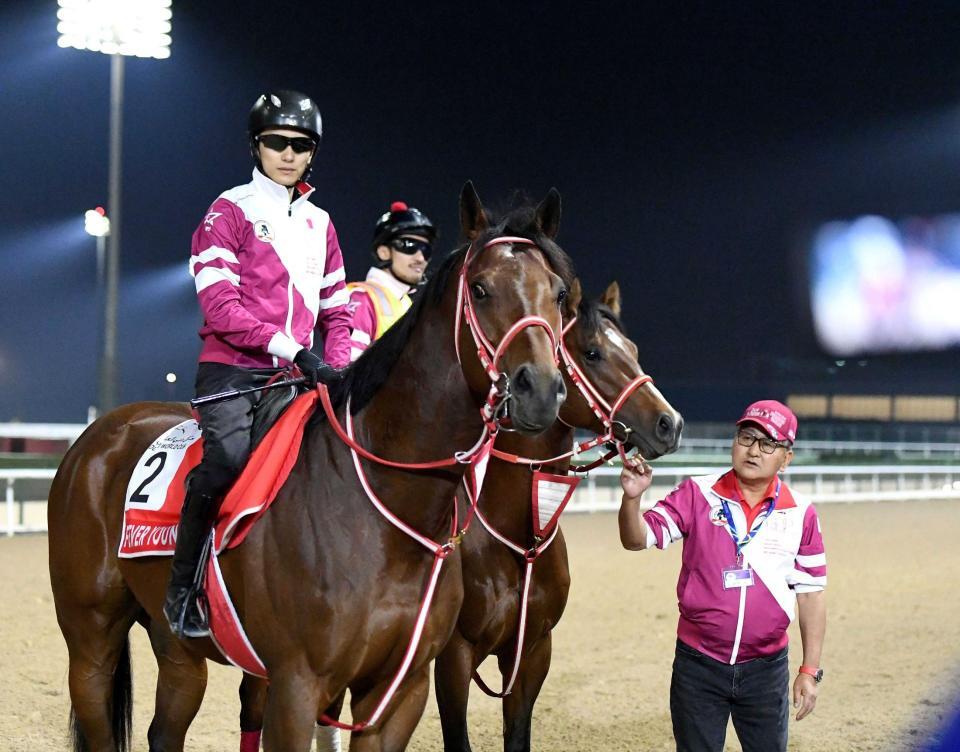 　坂井を背に調教を終えたフォーエバーヤング。右は矢作師（撮影・島田敬将）