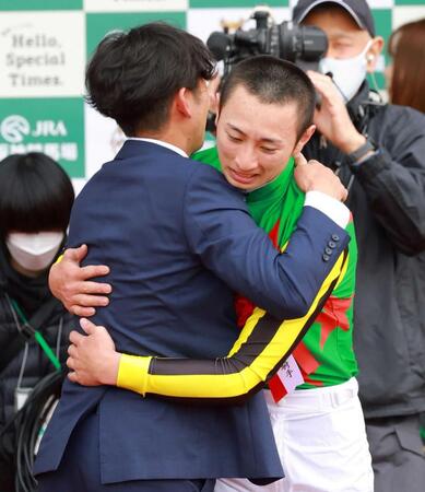 　父の智洋騎手と抱き合って喜ぶ吉村
