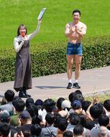 　イベントを盛り上げるなかやまきんに君（右）とＭＣの津田麻莉奈（撮影・石湯恒介）