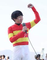 　歓声に応える横山和（撮影・石井剣太郎）