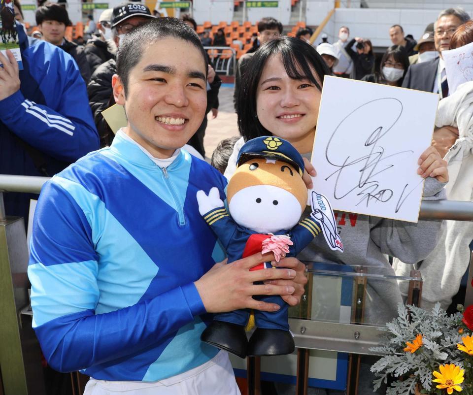 　ＪＲＡ初勝利を双子の妹・真麻さんと喜ぶ上里