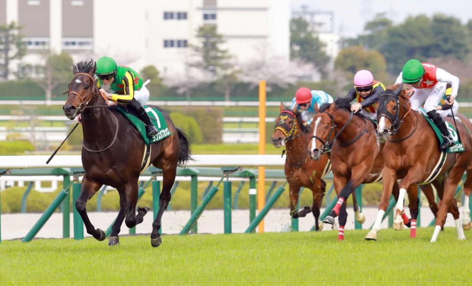 　上り坂で抜け出し勝負を決めたランスオブカオス（左）＝撮影・石湯恒介