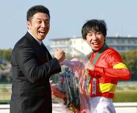 　なかやまきんに君（左）と「パワー！」のポーズを決める横山和