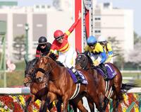 　大阪杯を連覇したベラジオオペラと人さし指を突き上げる横山和（撮影・石井剣太郎）