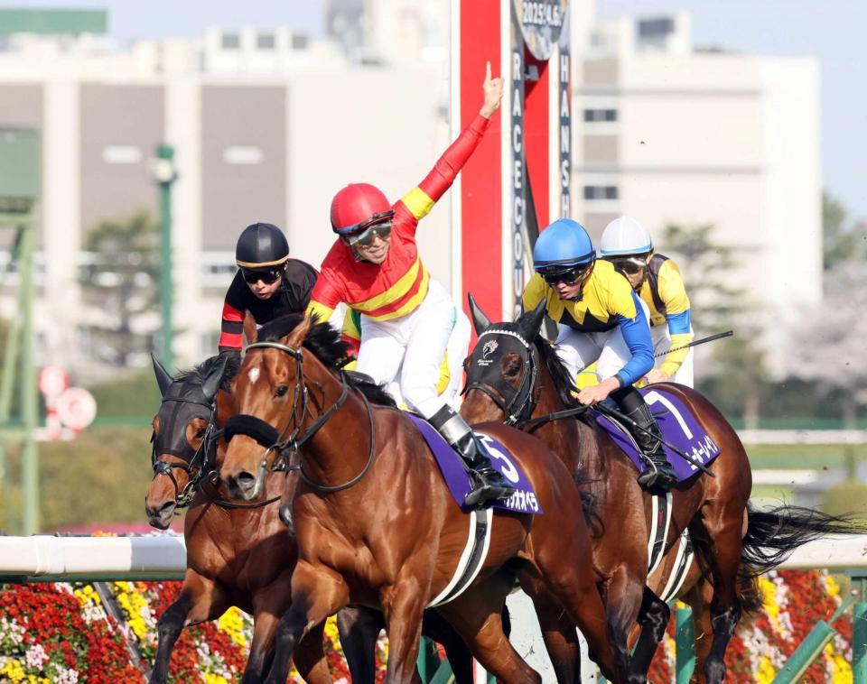 　大阪杯を連覇したベラジオオペラと人さし指を突き上げる横山和（撮影・石井剣太郎）