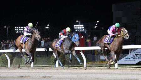 　川崎記念を制したメイショウハリオと浜中（右）