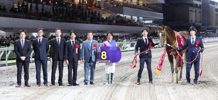 　川崎記念を制したメイショウハリオと浜中と関係者