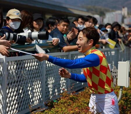 　サインに応じる藤岡佑（撮影・石湯恒介）