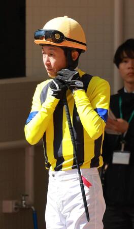 　ピンクのリボンをつけて騎乗に臨む武豊（撮影・石湯恒介）