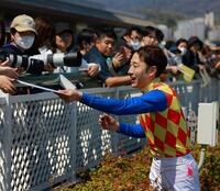　サインに応じる藤岡佑（撮影・石湯恒介）