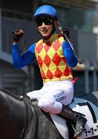 　阪神２Ｒを勝利し、ガッツポーズを見せる藤岡佑（撮影・石湯恒介）