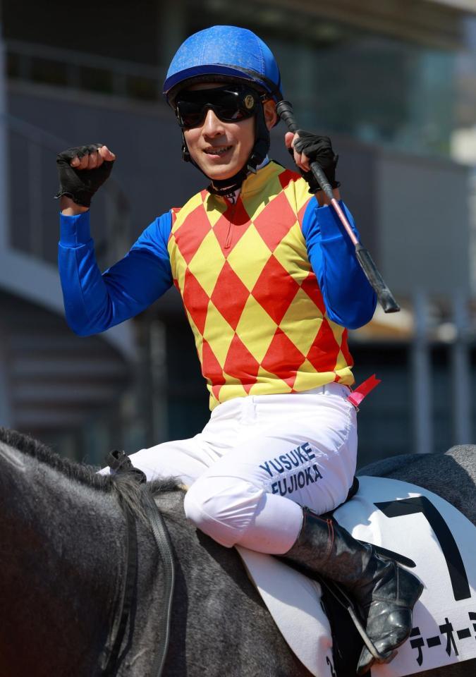 　阪神２Ｒを勝利し、ガッツポーズを見せる藤岡佑（撮影・石湯恒介）