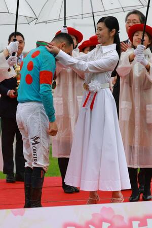 　モレイラを祝福する黒木瞳（右）