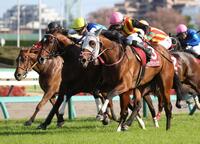 　外からライバルをねじ伏せたイミグラントソング（右）