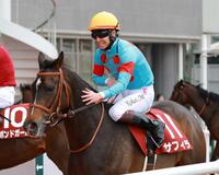 　サフィラをねぎらう松山（撮影・石湯恒介）