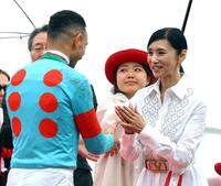 　モレイラ（左）を祝福する黒木瞳（撮影・山口登）