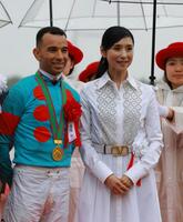 　モレイラ（左）と記念撮影する黒木瞳