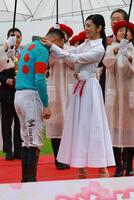 　モレイラを祝福する黒木瞳（右）