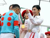 　モレイラ（左）にメダルを掛ける黒木瞳（撮影・山口登）