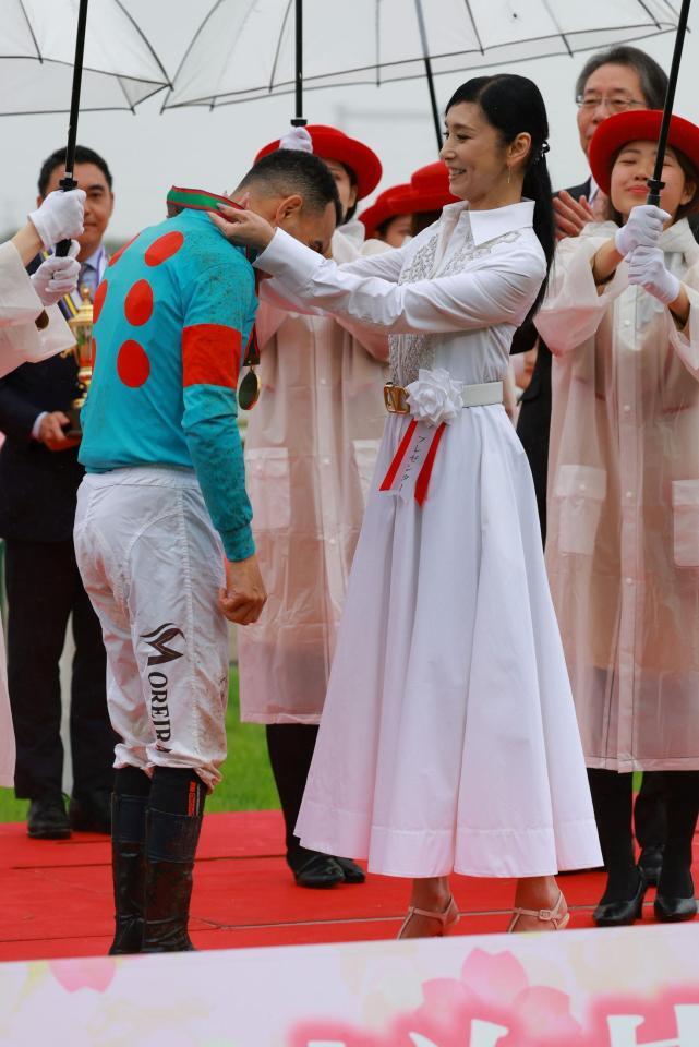 　モレイラを祝福する黒木瞳（右）