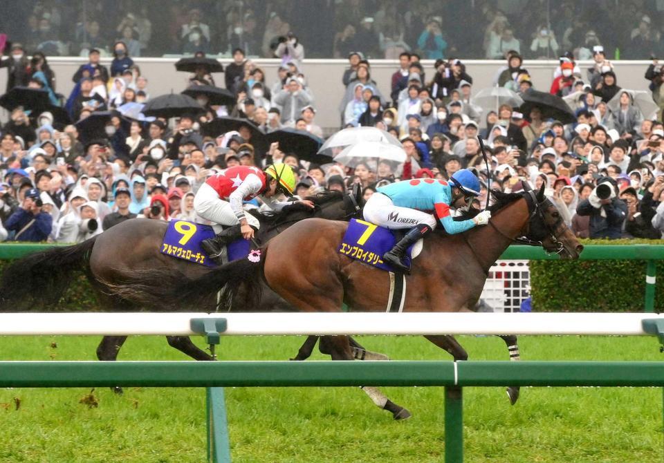 　桜花賞を制したエンブロイダリー。左は２着のアルマヴェローチェ（撮影・西田忠信）