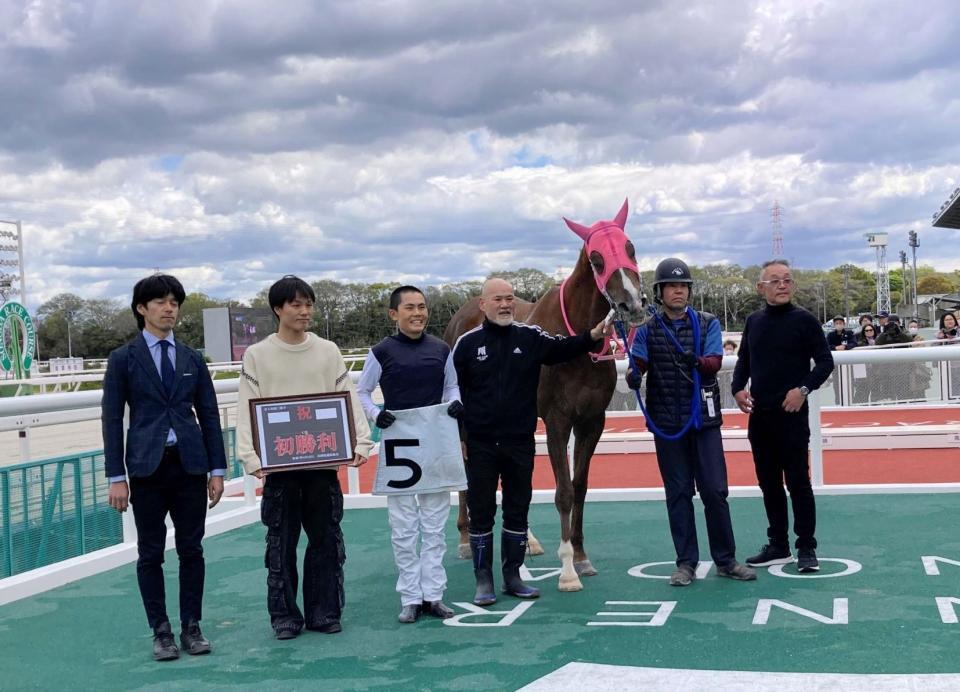 　兵庫競馬で１５年ぶりに初騎乗初勝利の快挙を成し遂げた米玉利燕三騎手（左から３人目）＝撮影・中山伸治