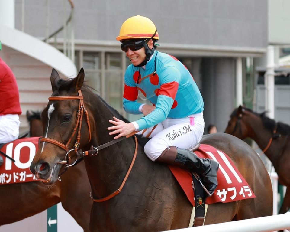 　阪神牝馬Ｓを制したサフィラを労う松山＝１２日