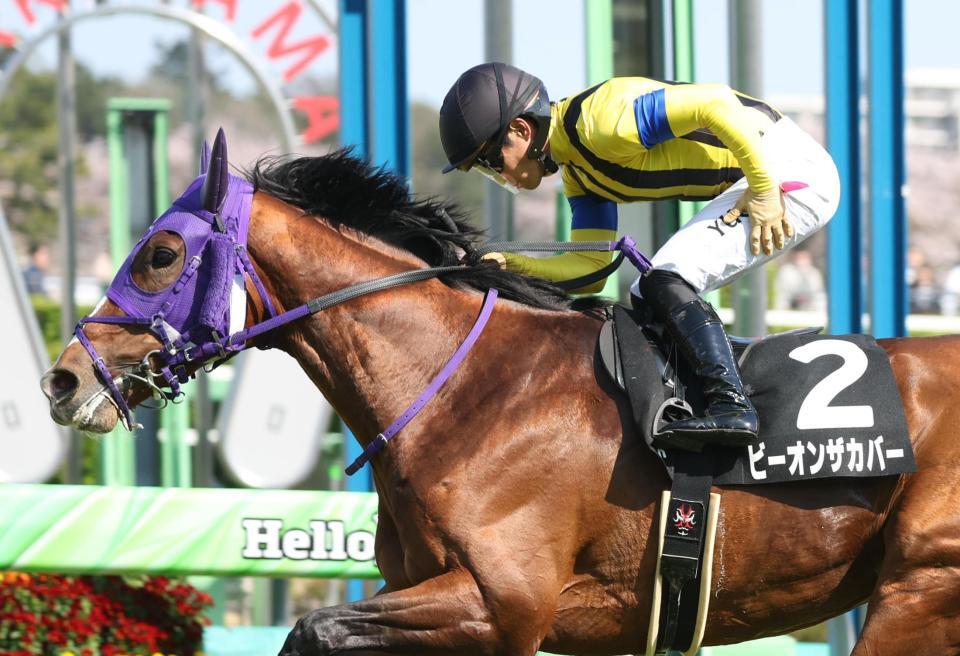 　山藤賞を勝利したビーオンザカバーの馬上で藤岡康太さんを追悼するリボンを触る川田＝１２日