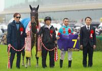 　桜花賞を制したエンブロイダリーと森一師（右）