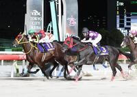 　東京スプリントを制したエートラックスとモレイラ（左）