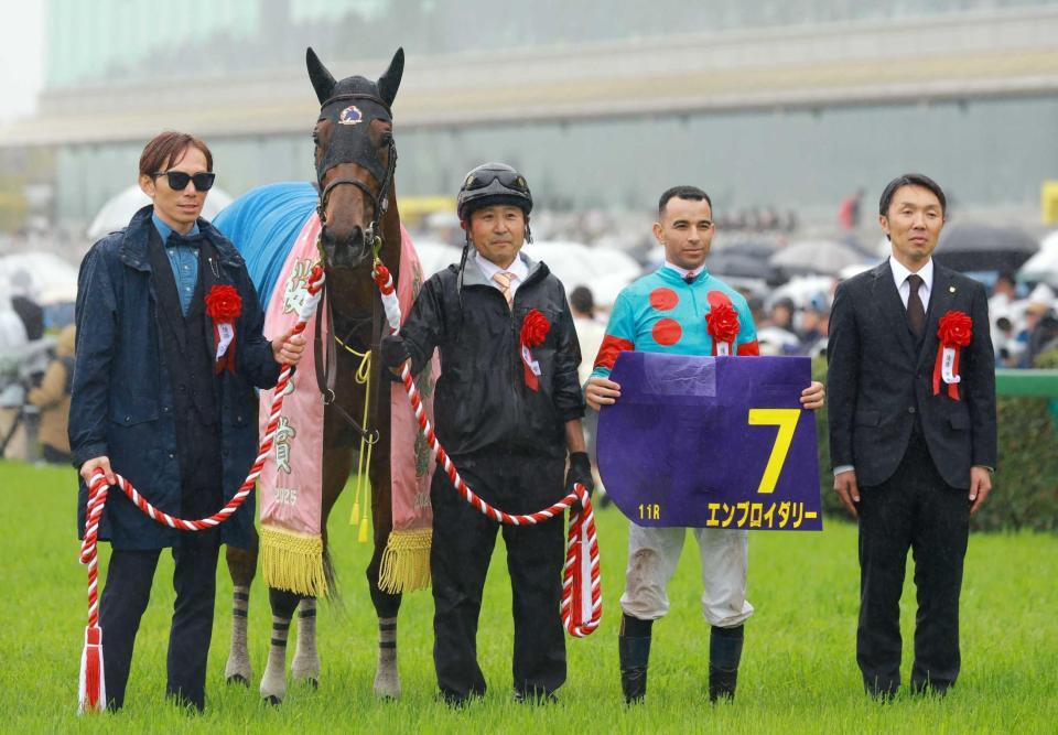 　桜花賞を制したエンブロイダリーと森一師（右）