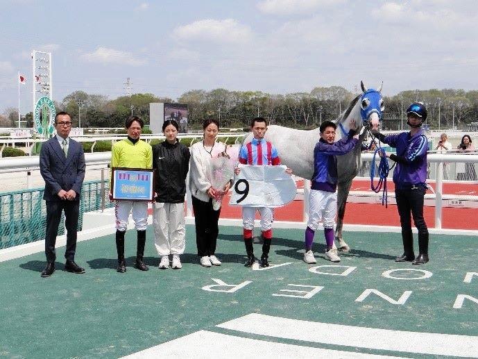 　前日のデビューから１２戦目で初勝利を挙げた小谷哲平（右から３人目）＝提供・兵庫県競馬組合