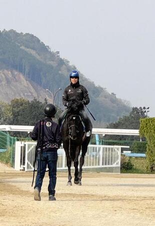 　ベレシートにまたがり笑顔で引き上げてくる北村友
