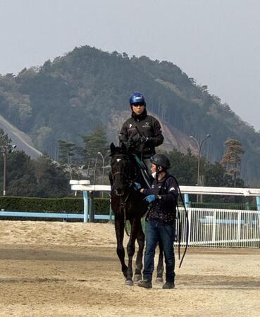 　ベレシートにまたがり笑顔で引き上げてくる北村友