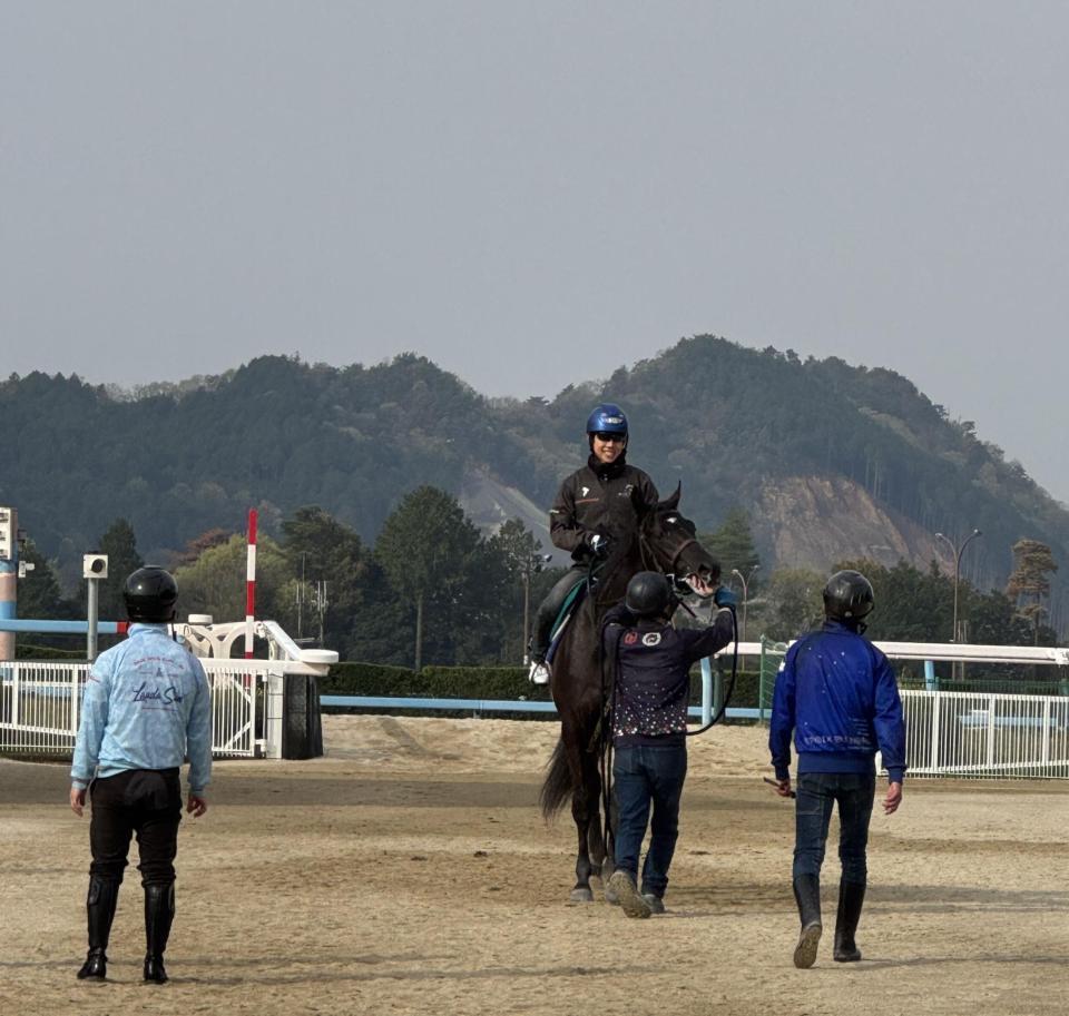 　ベレシートにまたがり笑顔で引き上げてくる北村友