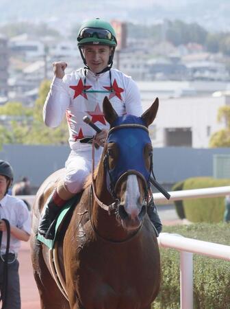 　アンタレスＳをミッキーファイトで制しガッツポーズするルメール（撮影・石井剣太郎）