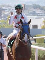 　アンタレスＳをミッキーファイトで制しガッツポーズするルメール（撮影・石井剣太郎）