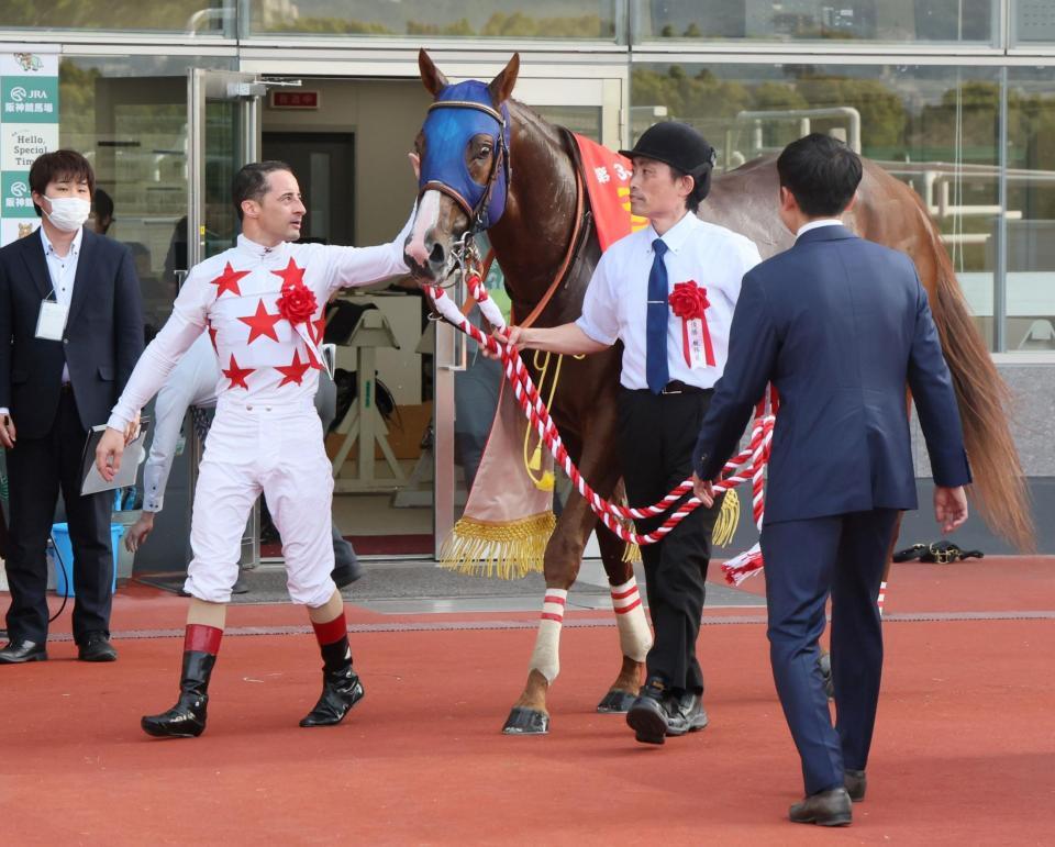 　アンタレスＳ制し、ミッキーファイトをねぎらうルメール（左から２人目）＝撮影・石井剣太郎