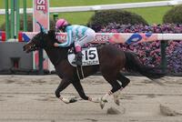 　福島１Ｒを勝利したファムエレガンテと永島まなみ