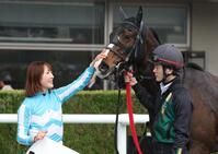 　福島１Ｒを勝利したファムエレガンテを撫でる永島まなみ