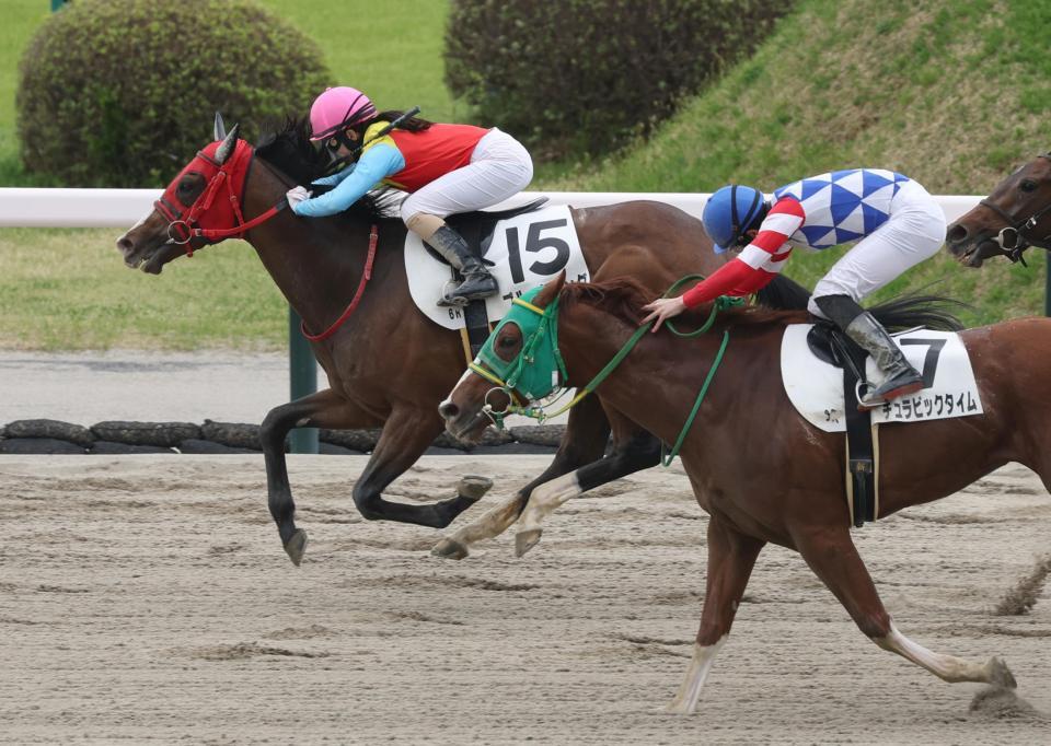 　チュラビックタイムの猛追を振り切る古川奈穂騎乗のブルーカミング（左）