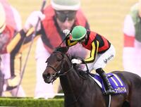 　ミュージアムマイルで皐月賞を制し、ガッツポーズするモレイラ（撮影・園田高夫）