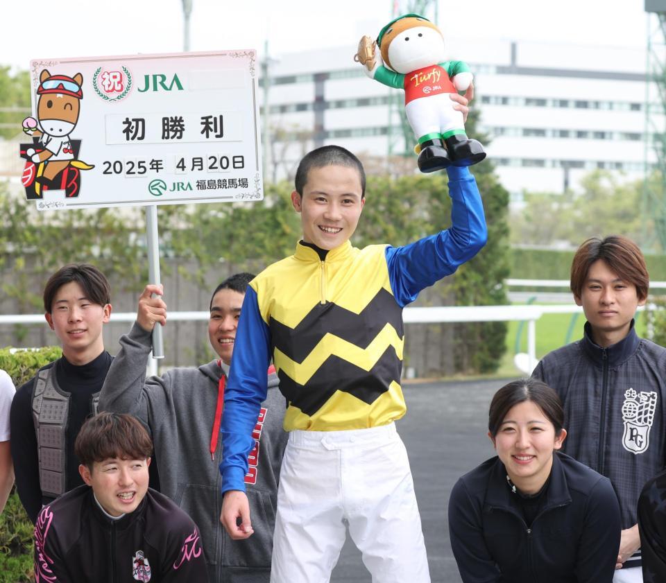 　福島８ＲのパープルナイトでＪＲＡ初勝利を挙げた遠藤汰月（中央）