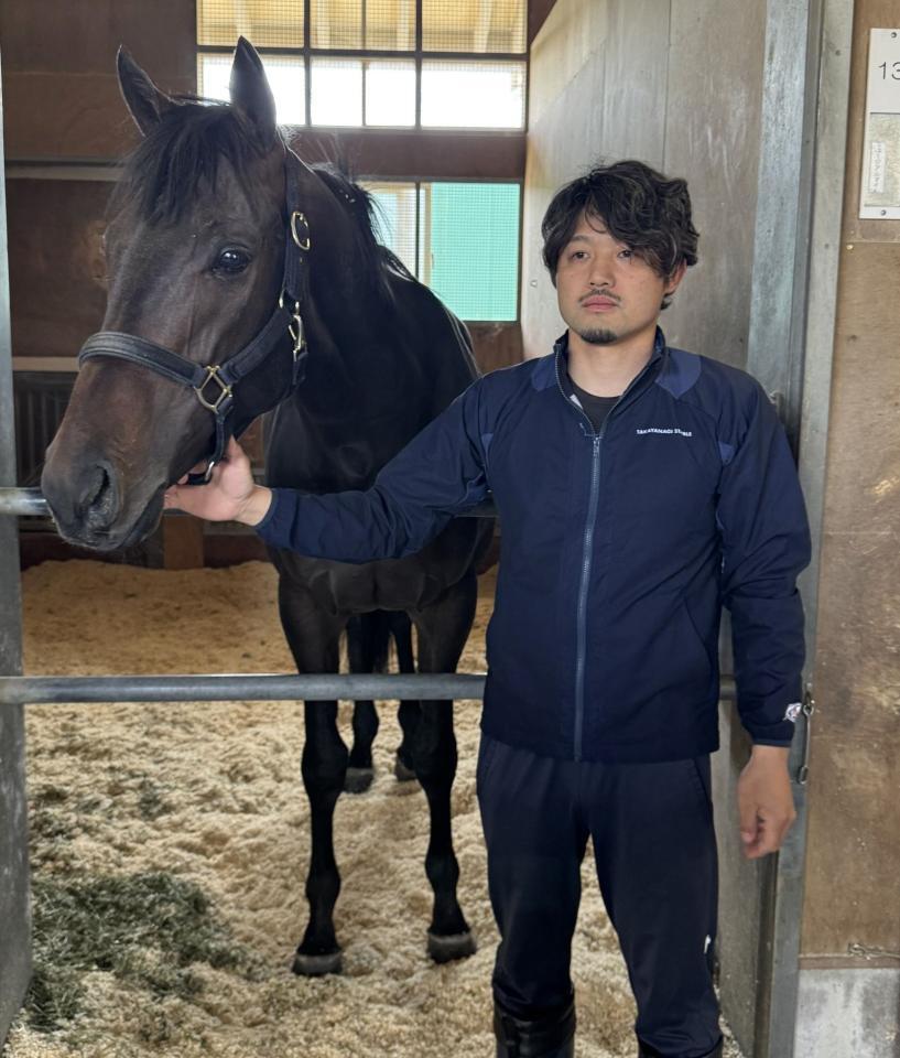 　馬房でくつろぐミュージアムマイルと嘉藤助手