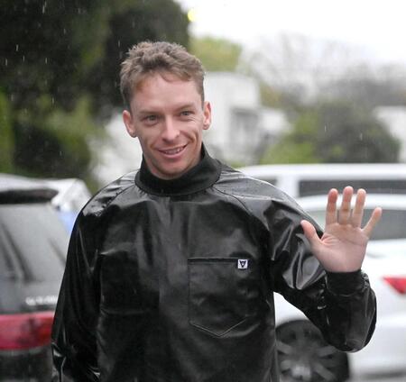 短期免許のマイケル・ディー「想像以上に早く慣れたかな」　美浦トレセンで調教騎乗