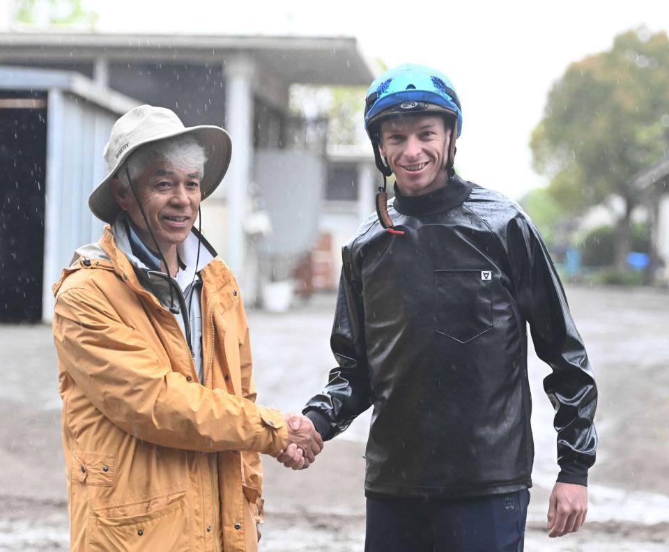 　身元引受調教師である国枝師（左）とガッチリ握手をかわすディー