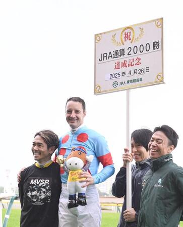 　ＪＲＡ通算２０００勝を達成したルメール（撮影・園田高夫）