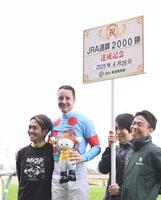 　ＪＲＡ通算２０００勝を達成したルメール（撮影・園田高夫）