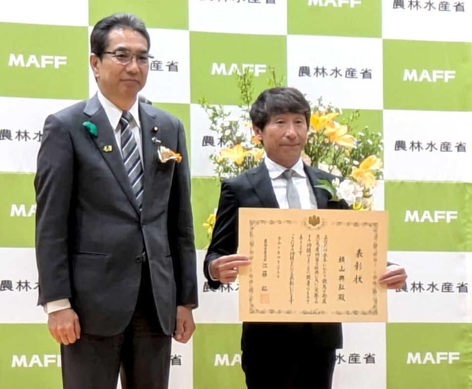 　競馬功績者として表彰される横山典弘。左は江藤拓農林水産大臣