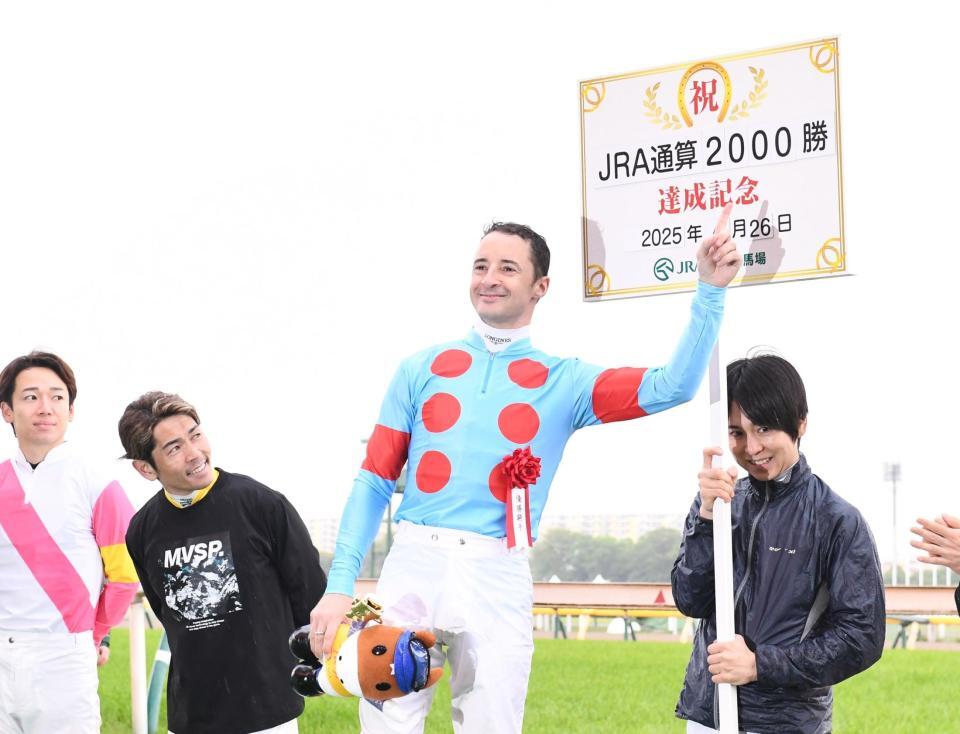 　ＪＲＡ通算２０００勝を達成しボードを指さすルメール（撮影・園田高夫）